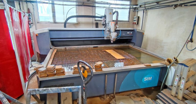 3D-Wasserschneideanlage während der Produktion