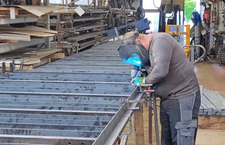 Schweißarbeiten bei HZ Metallbau Ziem in Eggersdorf